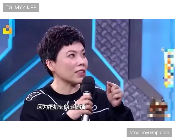 邓亚萍出门那一身打扮,手上的小包像拍卖会展品——我和旁边人都愣住了 邓亚萍出门那一身打扮,手上的小包像拍卖会展品——我和旁边人都愣住了